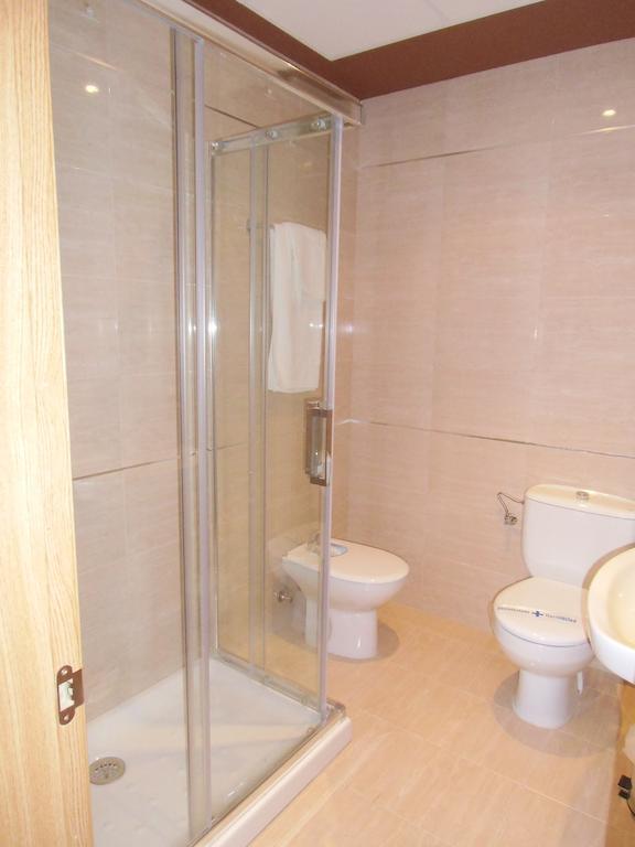 Area De Servicio Villamartin Villamartin de la Abadia Ngoại thất bức ảnh