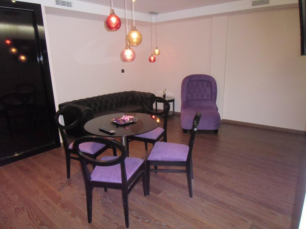 Area De Servicio Villamartin Villamartin de la Abadia Phòng bức ảnh