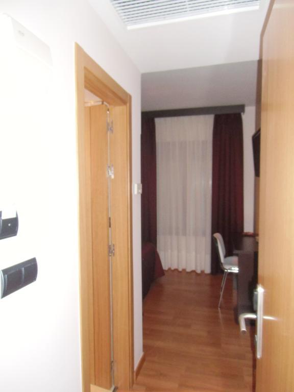 Area De Servicio Villamartin Villamartin de la Abadia Phòng bức ảnh